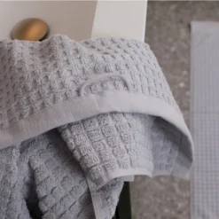 Serviette De Douche Seahorse Cube Silver Cloud 7 Serviette De Douche Seahorse Cube Silver Cloud -Salle De Bain Boutique 3 sh cube silver cloud douchelaken sfeer